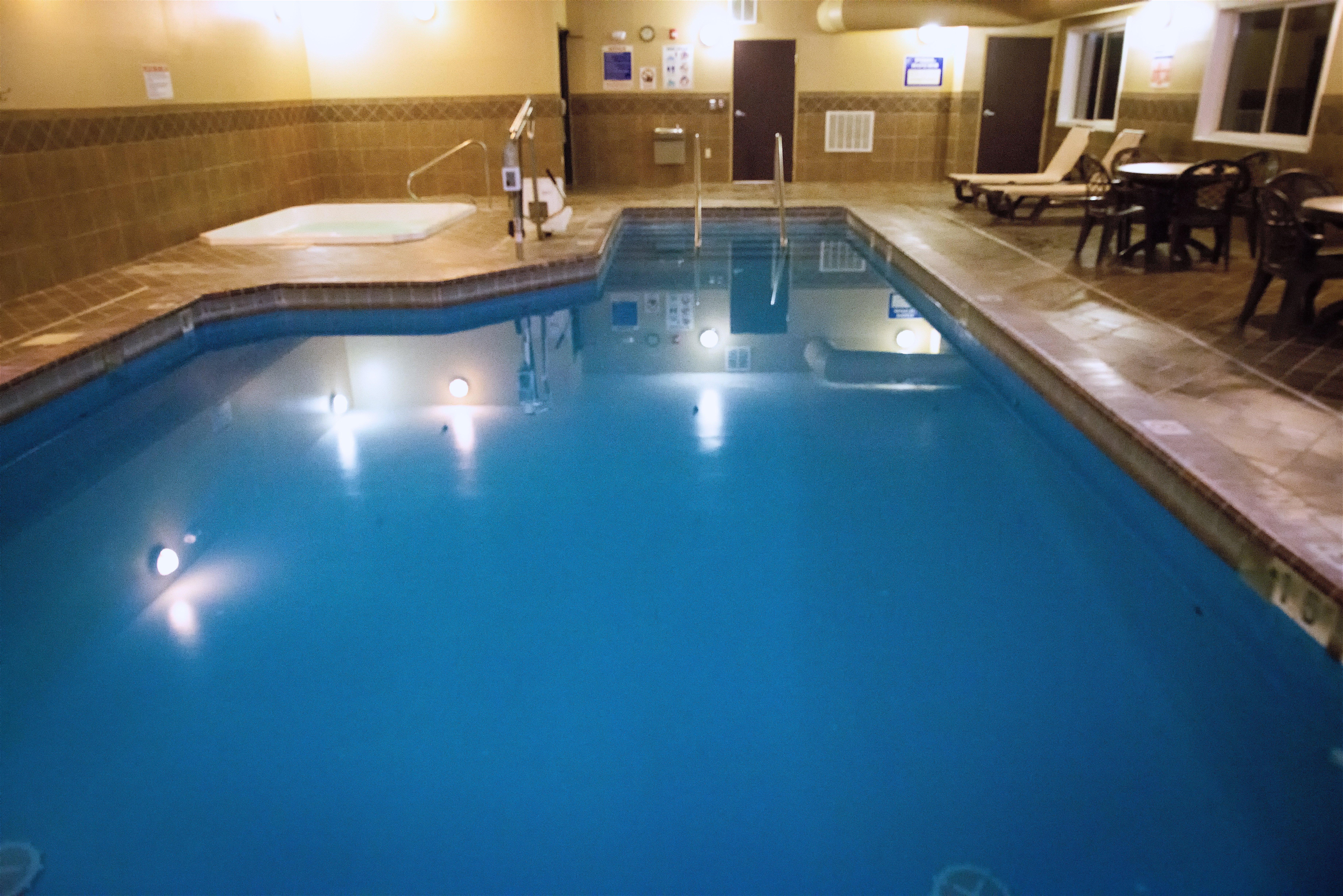 Holiday Inn Express Devils Lake By Ihg Exterior photo