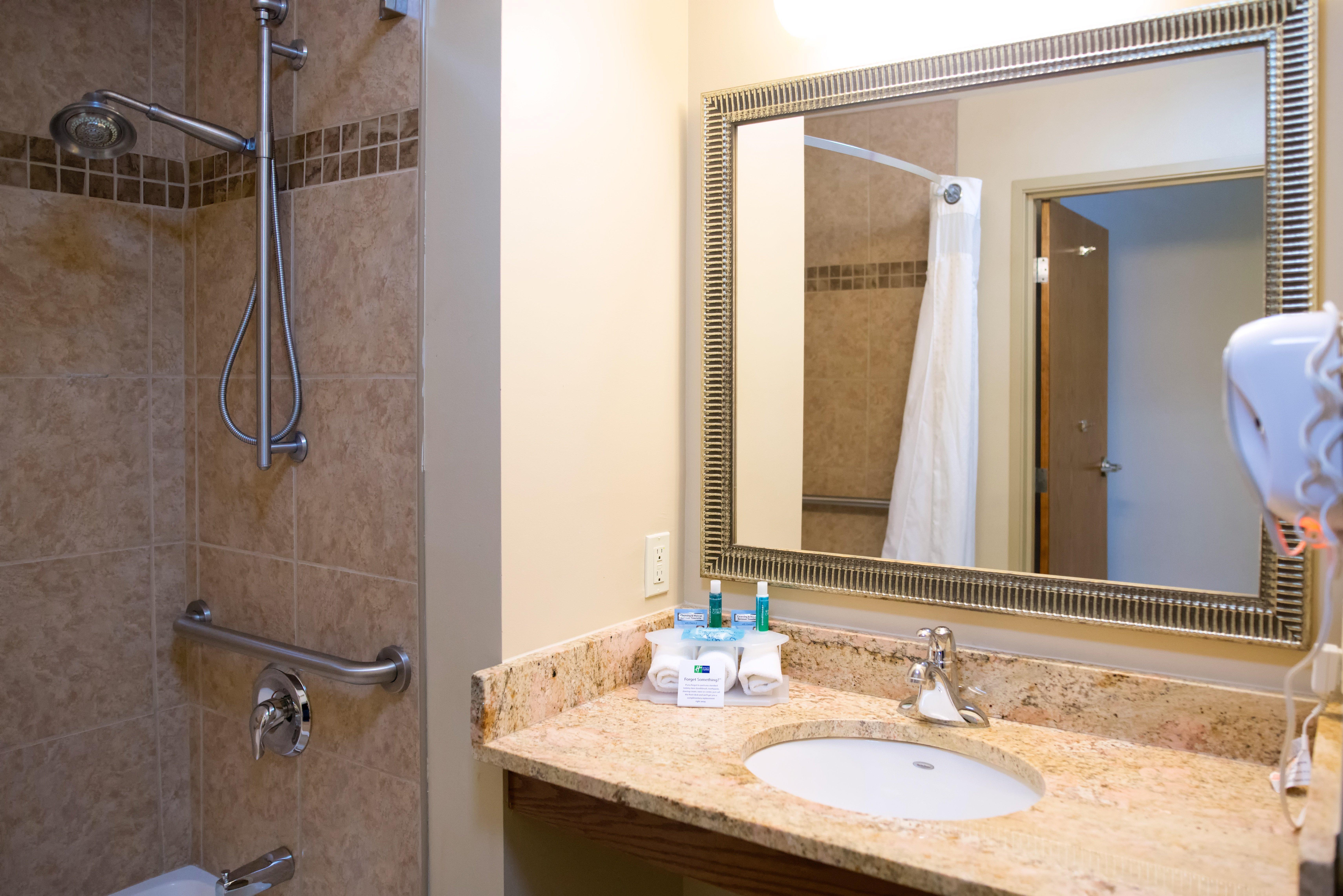 Holiday Inn Express Devils Lake By Ihg Exterior photo